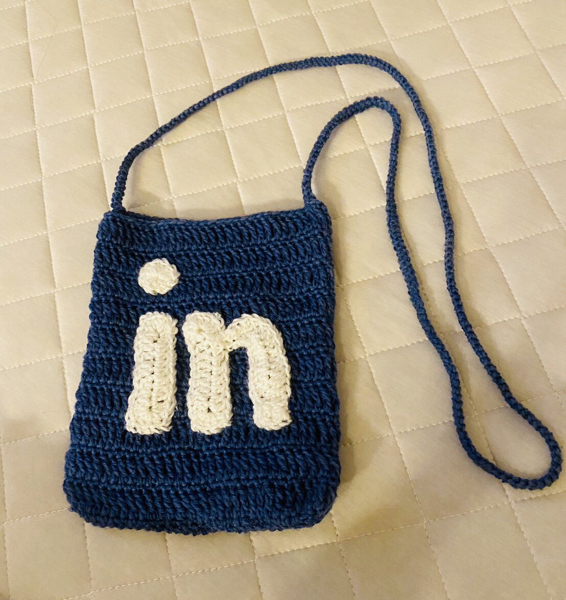 1118makoto's tweet photo. 愛する娘が作ってくれた世界で一つのLinkedInロゴ入りミニポーチ。パスポートや携帯入れにちょうどいい！　#linkedin #linkedinlife https://t.co/gKrDkQsrUH