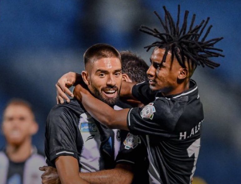 الف مبروك يا ليوث انتصار مهم جدًا في توقيت مهم وينتظره الفريق..
كاراسكو نجم الفريق الأول ومطمع لكثير من الأندية، التفكير بمجرد التفكير بالتفريط به خطأ كارثي لا يُغتفر مهما كانت المبررات..!
نجمنا الأول و استمراره مطلبنا وبإذن الله القادم أفضل لنادينا الغالي 🫶🏼🤍🖤

#الخليج_الشباب