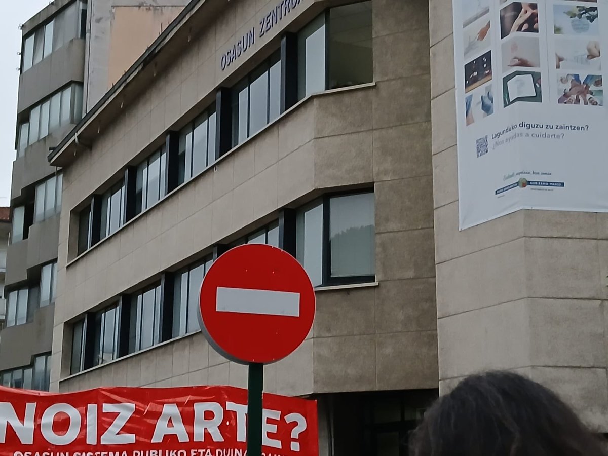 Laudiora hurbildu gara Emergentziak ESIaren kudeaketak, herritarrek izaten dituzten larrialdien asistentzian ondorio triste eta onartezinak utzi dituelako.

Laudioko eta EAEko herritarren bizitzekin ezin da jolastu. Kudeaketa eredu honi amaiera eman behar zaio premiaz!