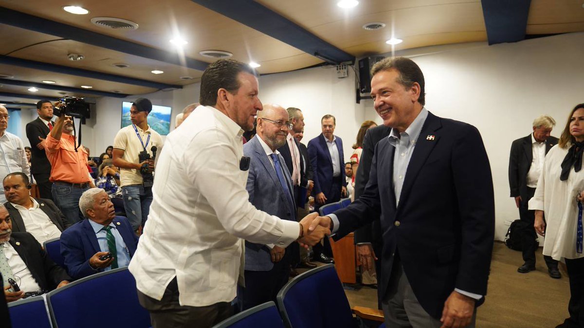 La República Dominicana está dando pasos firmes hacia la innovación y el desarrollo con la industria de semiconductores, gracias al liderazgo de @ItoBisono. 

 #SemiconductoresEnRD