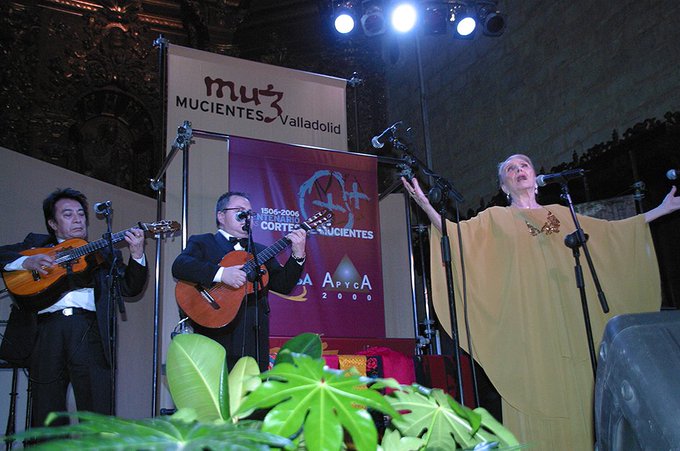 Hoy #MaríaDoloresPradera (1924-2018) habría cumplido un siglo. En diciembre de 2006, a sus 82 años, cantó y encantó a 650 hombres y mujeres en la iglesia de san Pedro, de #Mucientes, en un recital íntimo y profundo que clausuró el V Centenario de las Cortes de Mucientes.