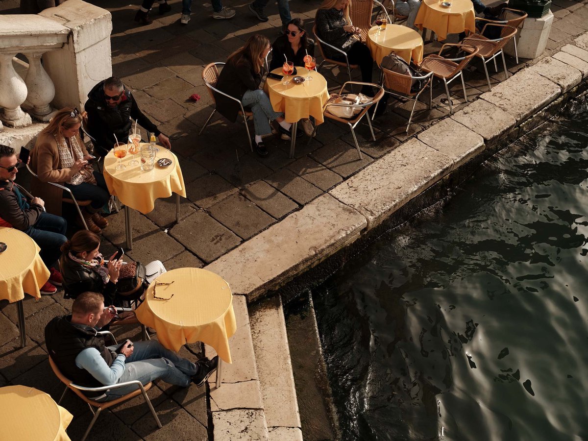 DougTruppe's tweet image. #Dining #bythepool is #glamorous with a touch of #OldHollywood #style by @Francesco_World. #DougTruppe #FrancescoBittichesu #NationalEatOutdoorsDay #HappinessHappensMonth #portraitphotography #travelphotography #portrait #lifestyle #travel #alfrescodining #cinematic #filmnoir