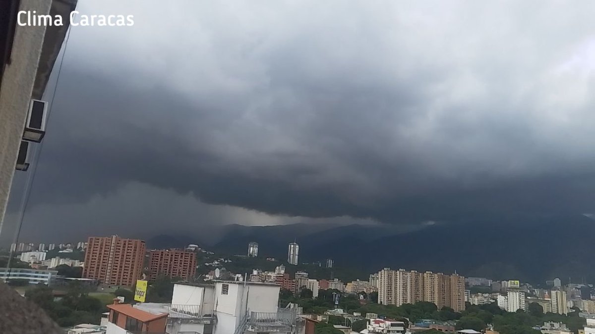 meteoccs's tweet photo. #29Ago || 16:19 HLV ⚠️ Lloviendo fuerte sobre la porción noroeste de la capital.
También se reportan lluvias sobre los Altos Mirandinos.
Atentos ⚠️ https://t.co/Iy4DKXJJ0i