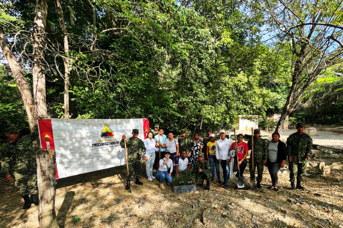 Ejercito_Div1's tweet photo. Con el fin de proteger las fuentes hídricas y reforestar los bosques, #FeEnColombia y soldados del @COL_EJERCITO adelantaron la siembra de 350 árboles a orillas de un nacimiento de agua del resguardo indígena Cerrodeo en Barrancas, #LaGuajira. 🌱🌳

#CustodiosDelMedioAmbiente https://t.co/b20UZXsvKc