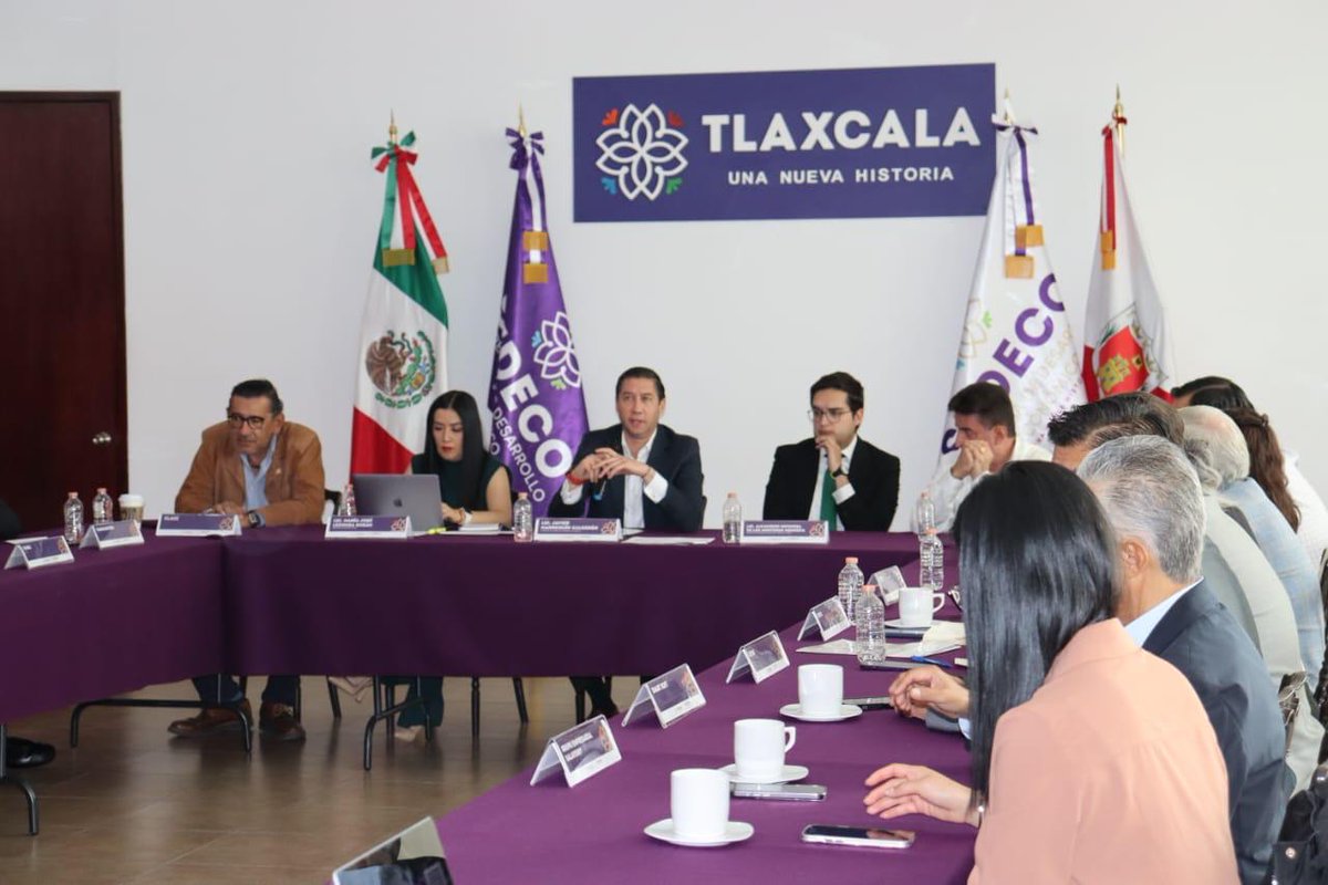 SEDECO_TLAXCALA's tweet photo. El titular de Desarrollo Económico,@JavierMarCal se reunió con empresarios para discutir proyectos de seguridad para el sector empresarial.
Esta reunión se enmarca en su encomienda de fortalecer la economía estatal y promover el bienestar de los empresarios. https://t.co/y6PB2PUYcs