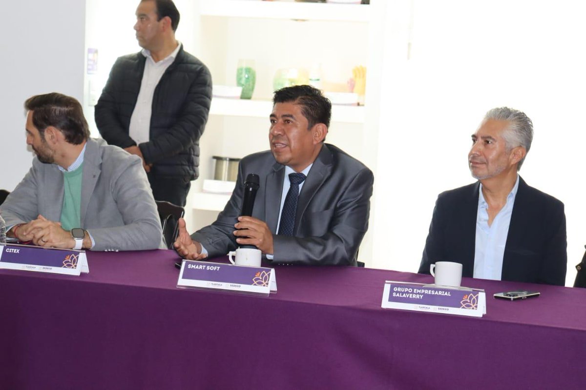 SEDECO_TLAXCALA's tweet photo. El titular de Desarrollo Económico,@JavierMarCal se reunió con empresarios para discutir proyectos de seguridad para el sector empresarial.
Esta reunión se enmarca en su encomienda de fortalecer la economía estatal y promover el bienestar de los empresarios. https://t.co/y6PB2PUYcs