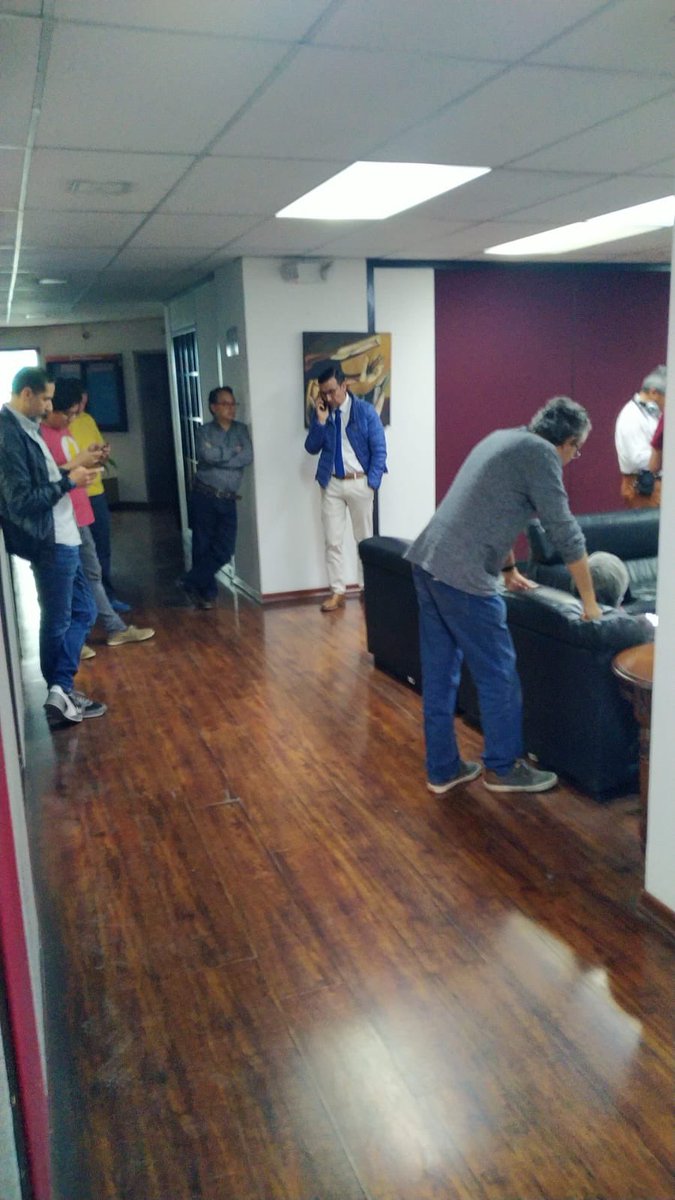 bri_mancheno_TA's tweet photo. ¿Quién va a pagar los sueldos y la seguridad social de los trabajadores de #Gamavisión? Denuncian despidos masivos y lo pretenden hacer sin pagarles 19 meses de sueldos ¡¡19!! ¡Increíble! Los trabajadores anuncian la toma del canal. @dianajacome @DanielNoboaOk https://t.co/kf9hviI9DO