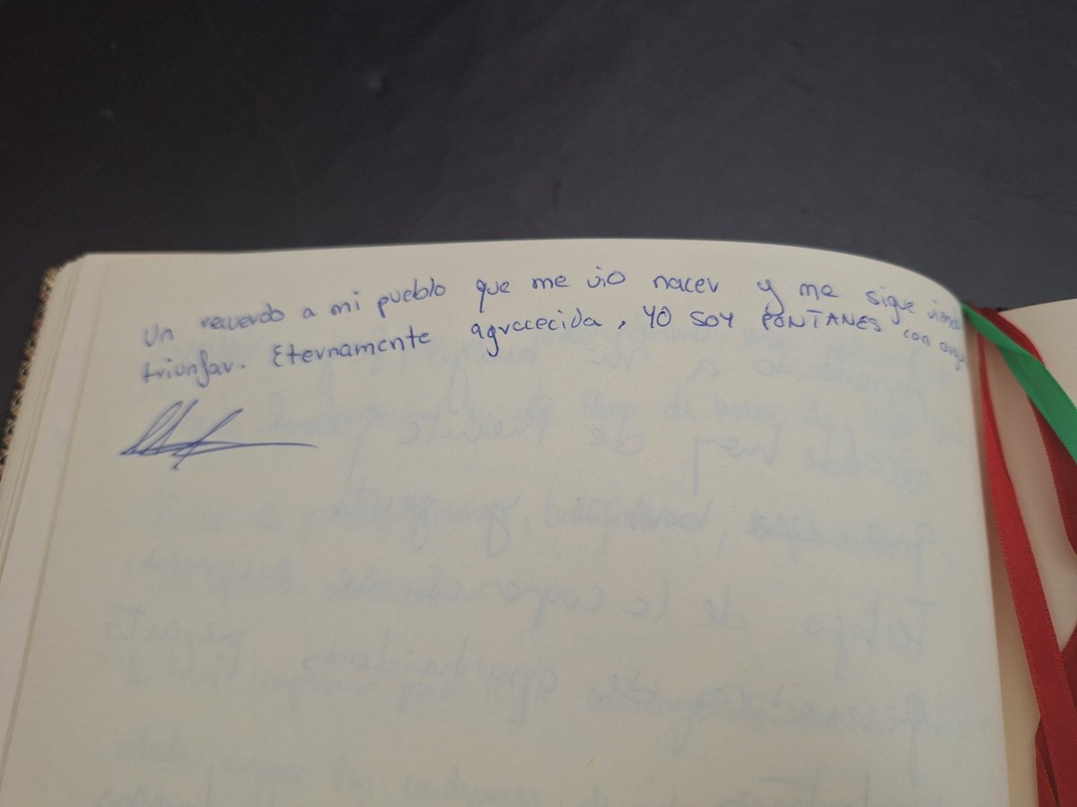 "Un recuerdo a mi pueblo, que me vio nacer, y me sigue viendo triunfar. Eternamente agradecida. Yo soy pontanés con orgullo". Las palabras que ha dejado plasmadas Elena Torres en el libro de honores y distinciones del Ayuntamiento de Puente Genil.
