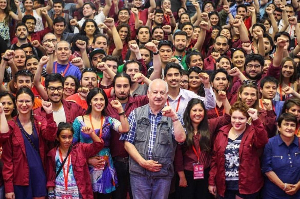 KarolCariola's tweet photo. Hoy se cumple un año de la partida física del compañero Guillermo Teillier. Quise hacer este pequeño, pero sentido homenaje, recordando importantes momentos a su lado.

Mientras él era el Presidente de nuestro partido; yo fui la Secretaria General de las JJCC. Tenía el honor de sentarme junto a él en el pupitre continuo todos los años que compartimos en la Cámara de Diputadas y Diputados. Tuve la posibilidad de ser parte del equipo que lo acompañó durante su enfermedad hasta los últimos días de su vida. Muchas experiencias y aprendizajes que me permitieron conocer la gran persona que fue nuestro compañero Guillermo. 

Respetuoso de las diferencias y siempre dispuesto a entregar una palabra sabia como consejo. El compañero Guillermo siempre trabajó por la unidad del partido, porque sin duda, dio la vida entera por las causas más justas. 

Lo extraño mucho y nos hace mucha falta❤️

Honor y gloria al compañero Guillermo Teillier Del Valle