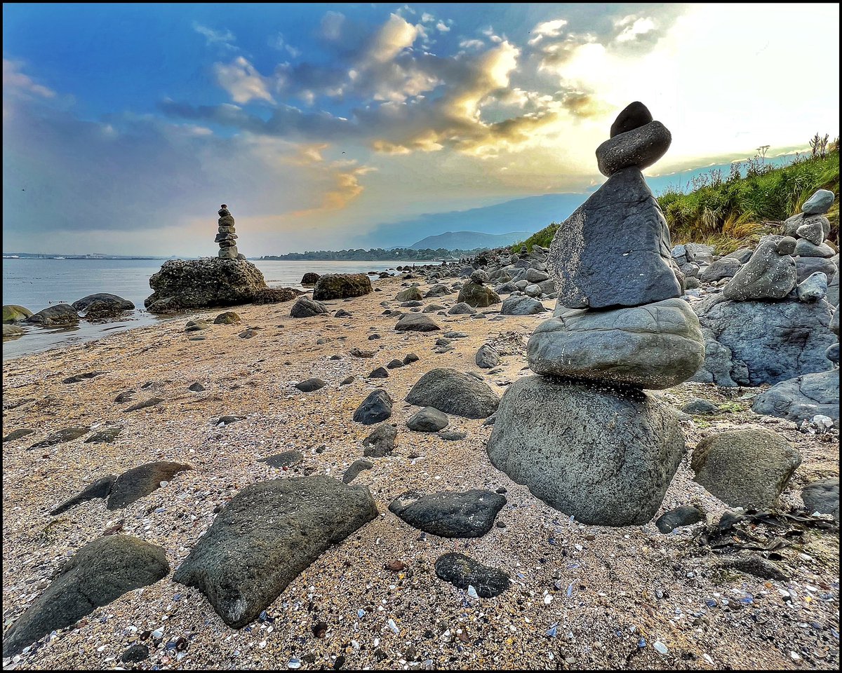 Malcmpbel's tweet photo. Someone’s been balancing rocks at Jordanstown Loughshore tonight. @WeatherCee @barrabest @angie_weather @WeatherAisling @ANBorough @Louise_utv @KeepNIBeautiful @WalkNI @wearetrekni @linzilima https://t.co/mBR2TEaK8f
