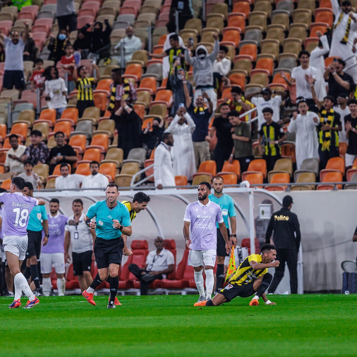 ittihad's tweet photo. 📸| يا حلاوة الفوز يا حلاوة 😋👏
#الاتحاد_التعاون https://t.co/rEjmcoajby