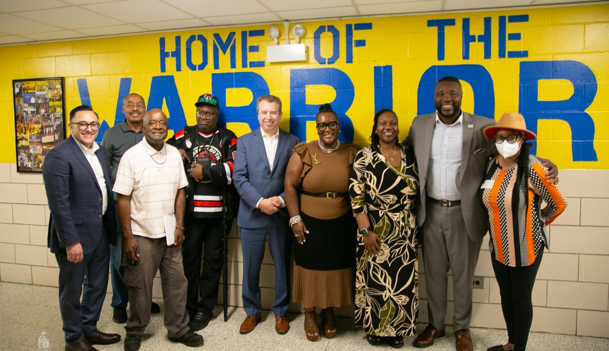 ChiPubSchools's tweet photo. John Whistler ES: Where EVERY student can dream and achieve excellence without limits!

As we continue celebrating #CPSFirstWeek today, @PedroCPSCEO, @AldMosley21, and @ChrisBrownCPL toured classrooms, welcoming students and staff back for another successful school year. https://t.co/g3DRPWtDHE