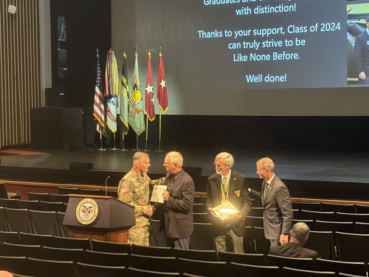 WPAOG's tweet image. Thank you MG(R) Mixon, Lt Col(R) Muir, and the entire Class of 1974 #PrideoftheCorps for all of your support as 50-Year Affiliates for the Class of 2024 #LikeNoneBefore! #GripHands 🤝