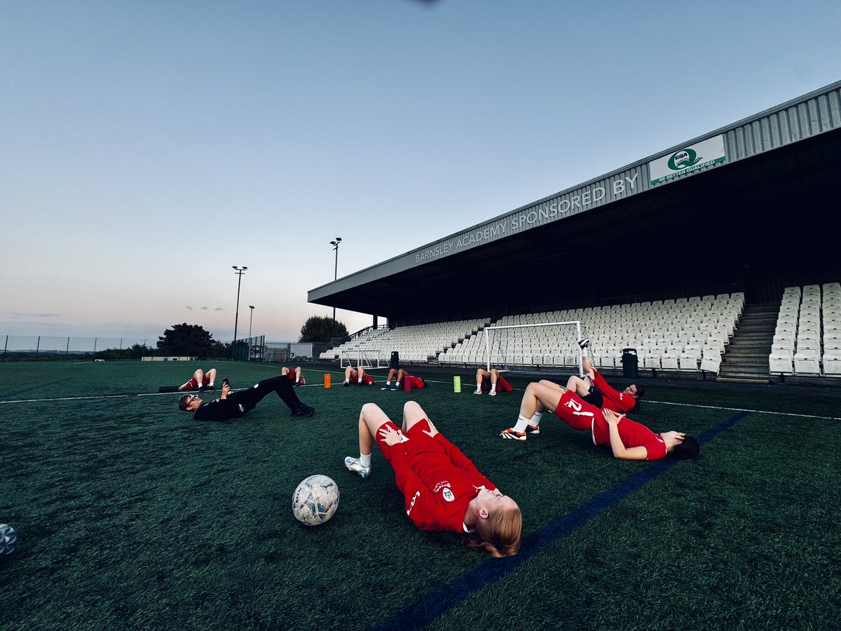BarnsleyFCW's tweet image. Back at training tonight, working hard for Sunday’s game⚽️🌅