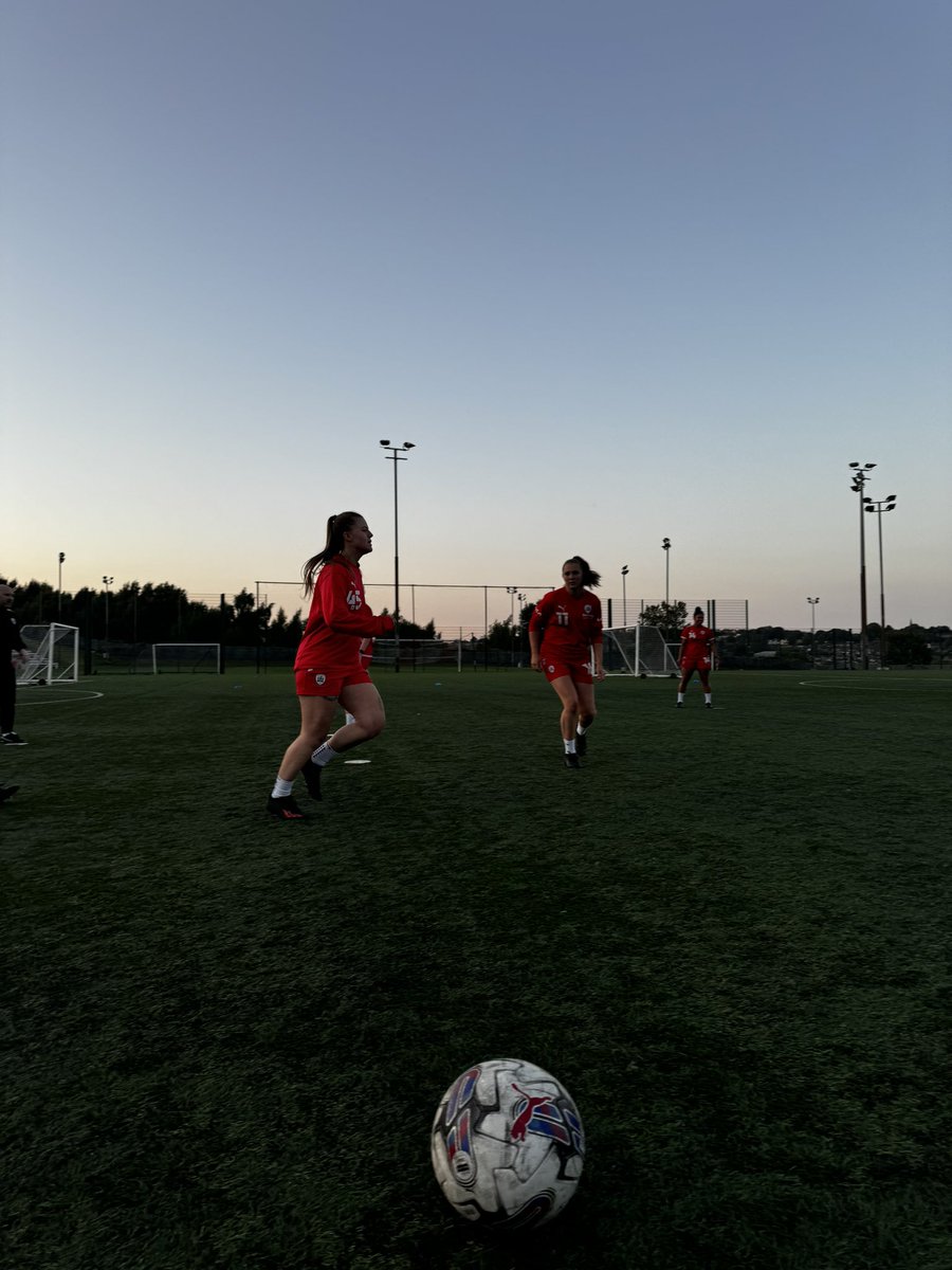 BarnsleyFCW's tweet image. Back at training tonight, working hard for Sunday’s game⚽️🌅
