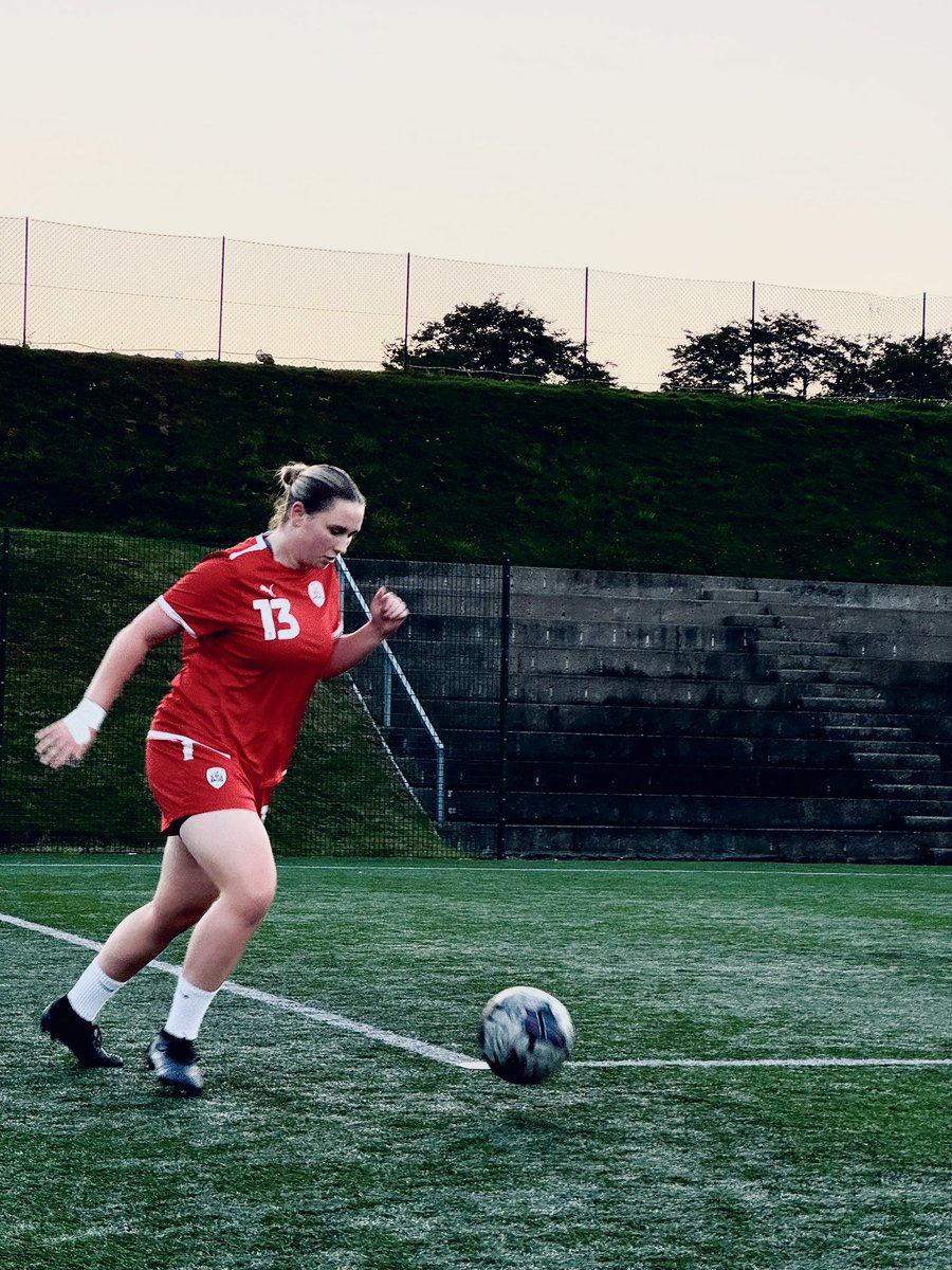 BarnsleyFCW's tweet image. Back at training tonight, working hard for Sunday’s game⚽️🌅