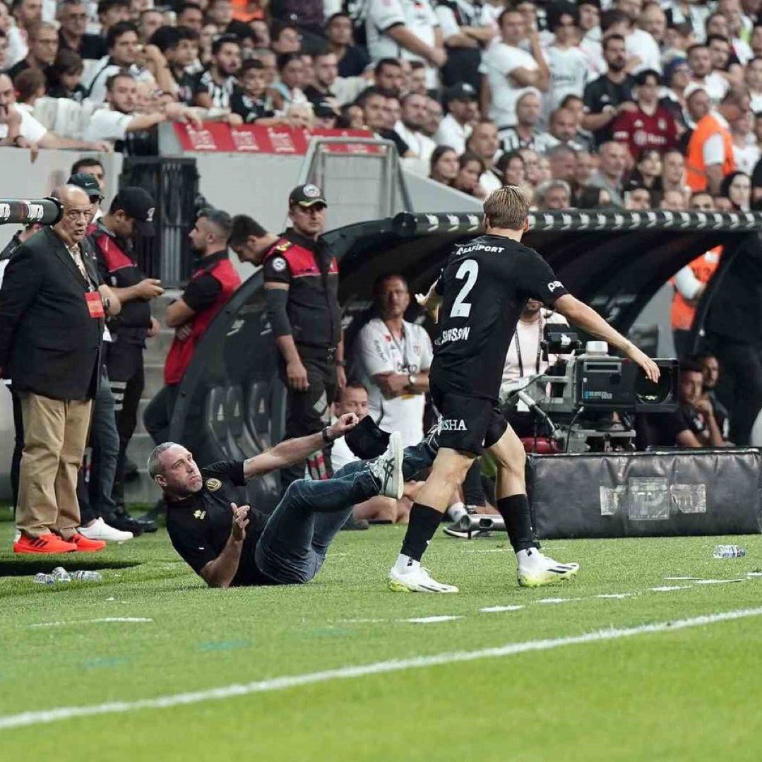 BesiktasOrdusu's tweet photo. 🖐️😂 @FCLugano1908 https://t.co/QDYOYMEjsq