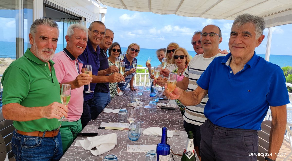 jmcaroz's tweet photo. Hoy brindando por el aniversario de Pere Vilalta, en Alcossebre, con grandes figuras del ciclismo como  Enrique Martinez Heredia, Javier Cedena, Santiago García, Dominique Sanders, Bernardo Alfonsel y las chicas. https://t.co/CRU2ZvpWqZ
