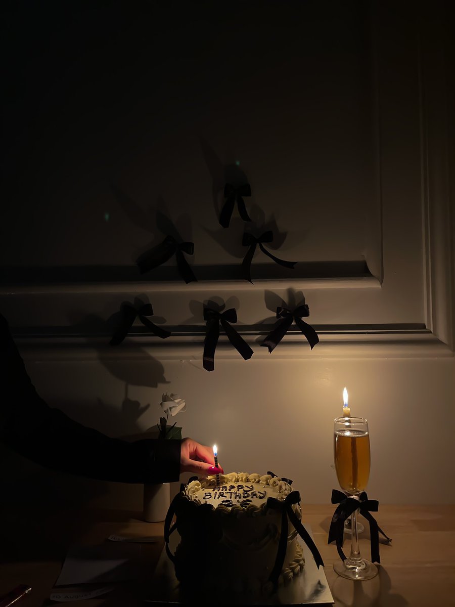 🎈🎂 30.8.2024

في كُل عام وعلى قدرِ ما أستطيعهُ مع الحياة دون انتظار أحد أتهيأ ليوم ميلادي قُبيلَ أوانِه، كأنهُ المعجزة الكبرى بأيامي؛ تاركةً أمامهُ امتنانًا كبيرًا وحنونًا والكثير من التقدير ورسالةً عظيمة بفحواها يُذكَر الحُب والشكر ، ولأنَّ تيماء تستحق جداً✨.