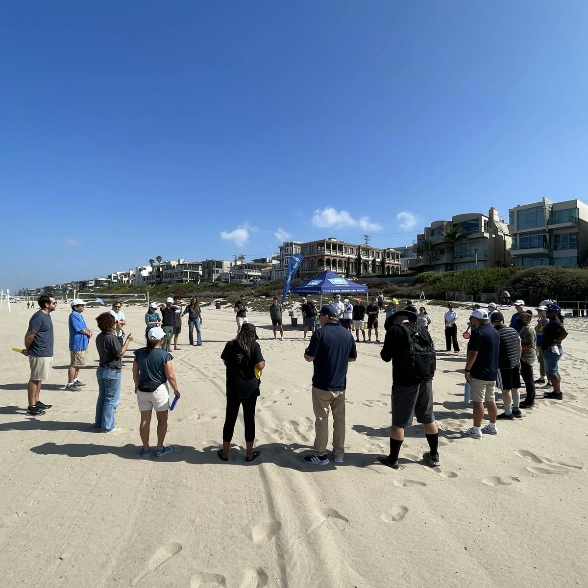 LandmarkDiv's tweet photo. Thank you to our Landmark volunteers for a great beach clean-up day at Manhattan Beach! Together, we picked up 30lbs of garbage and the beach is a little cleaner thanks to our efforts!
#healthebay #landmarkdividend #socal #manhattanbeach #LosAngeles #CleanUpOp https://t.co/iQJCn2Cxkg