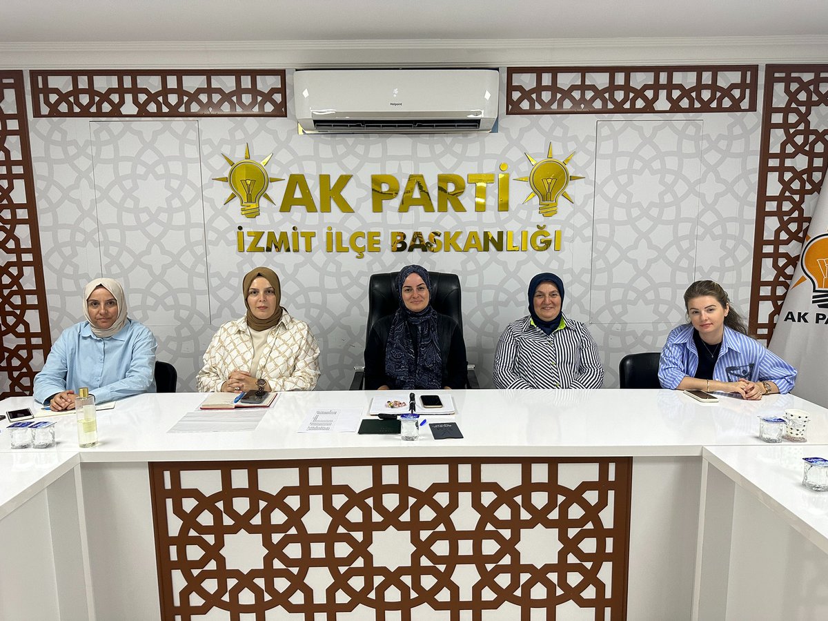 akkadinizmit41's tweet photo. İlçe Kadın Kolları Başkanımız @Pnaratabay1 başkanlığında, il koordinatörümüz Şevval Oruç’un katılımıyla; haftalık olağan yönetim kurulu ve aylık mahalle başkanları istişare toplantılarımızı gerçekleştirdik.

@aysekesir 
@erkankandemir https://t.co/ipZSl7XlxC