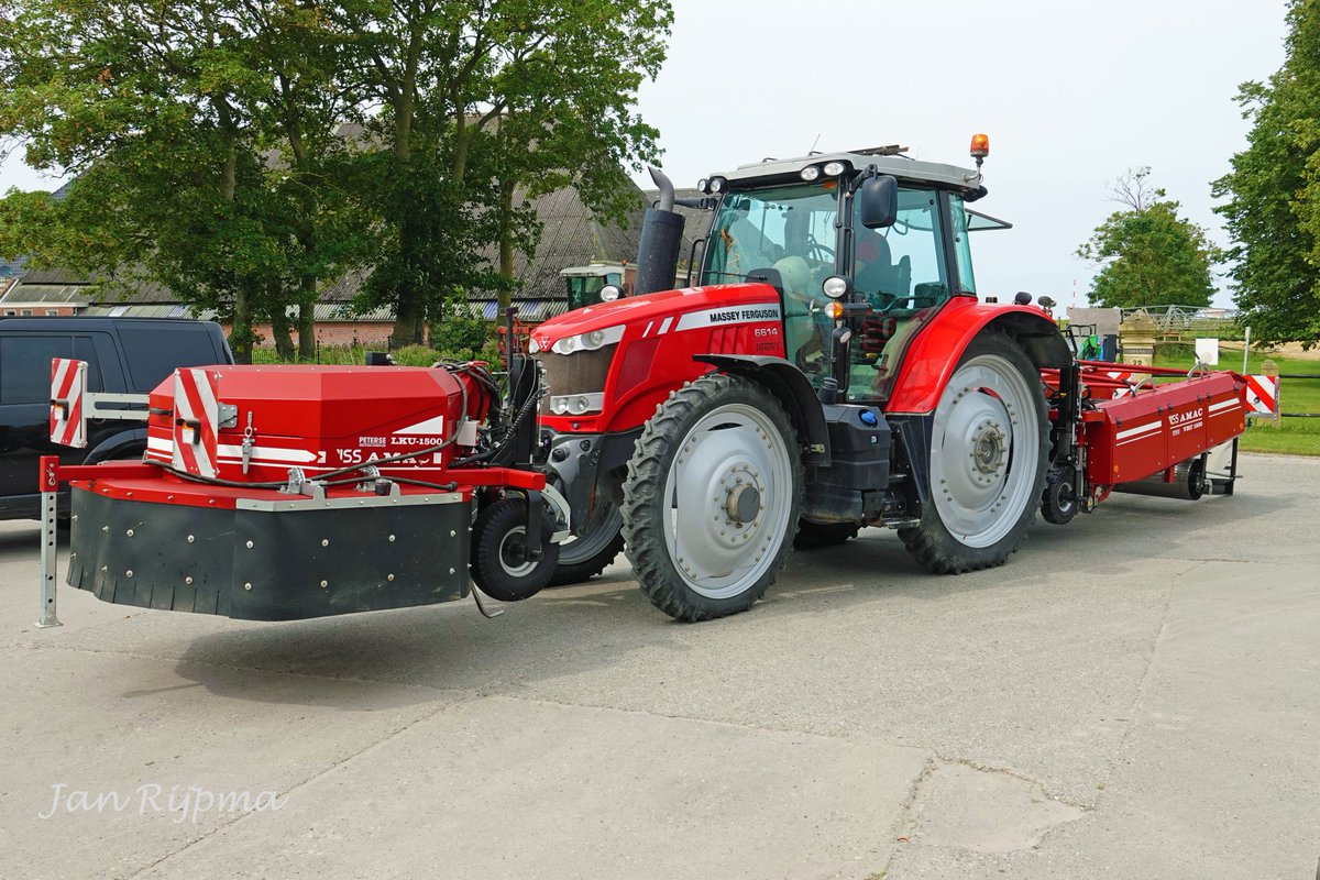 Een Massey Ferguson 6614 met Uienrooi-combinatie VSS AMAC LKU– VRU 1500  bij Peterse Uithuizen, is nu waarschijnlijk al in gebruik.