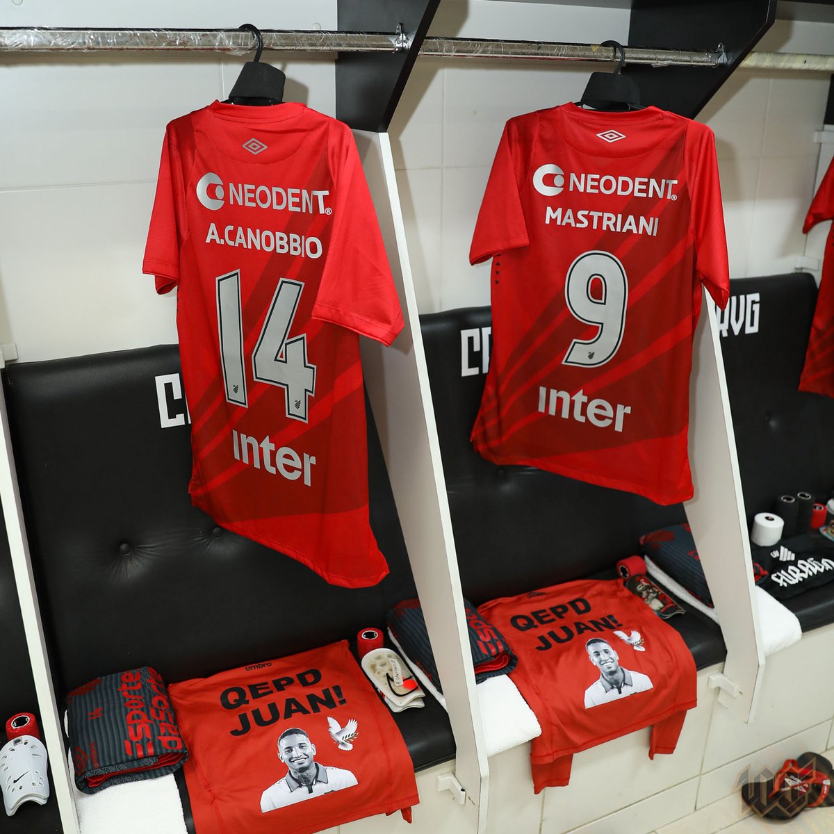AthleticoPR's tweet image. Vestiário pronto, com homenagens a Juan Izquierdo 🙏 

📸 José Tramontin/athletico.com.br
