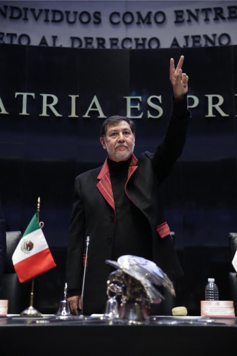 Cantando el himno nacional.