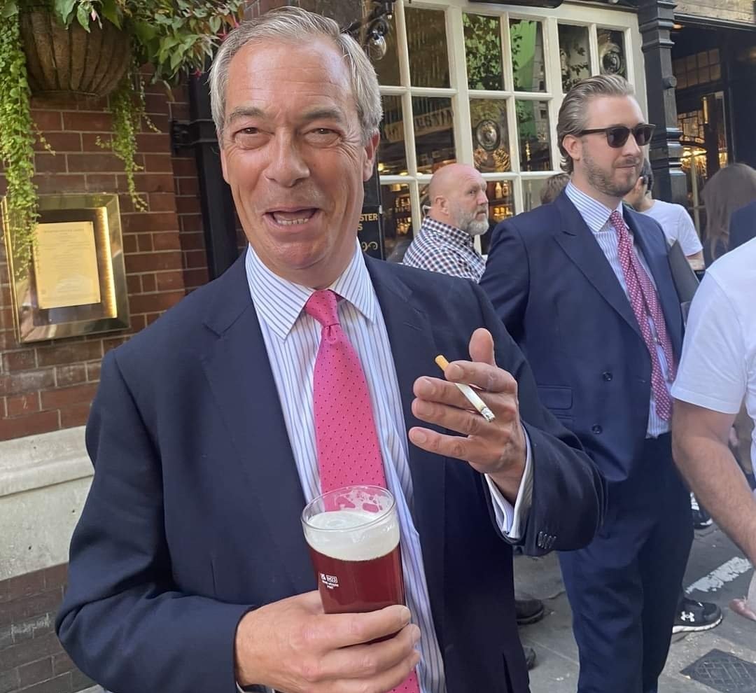 MiddleEngMale's tweet image. He simply doesn't care what Keir says. He'll smoke wherever he wants. 
#KeirStarmer #NigelFarage