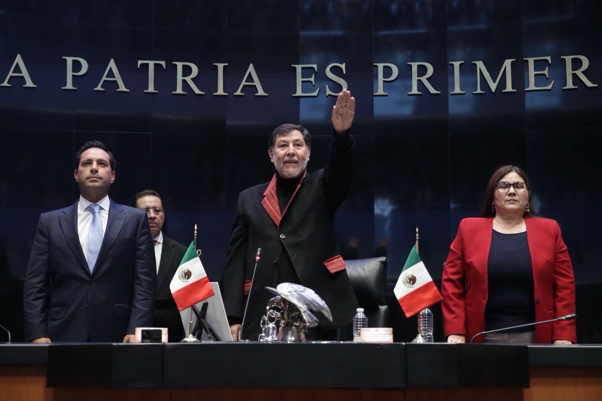 Tomando Protesta y clausurando la sesión de instalación.