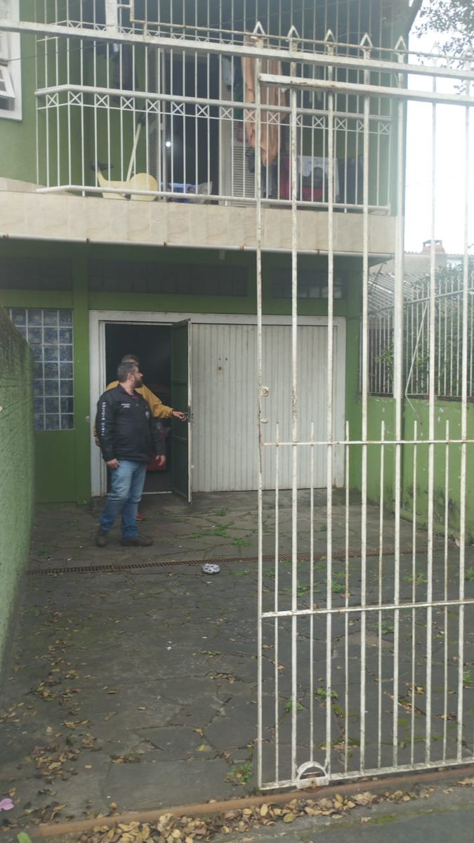 Em Porto Alegre, casal é preso em flagrante por maus tratos e cárcere de privado praticados em clinica clandestina com cerca de 17 pessoas, sendo eles idosos e deficientes.  A Vigilância Sanitária interditou o local pelas condições insalubres e falta de alimento.
#DPPI_DPGV