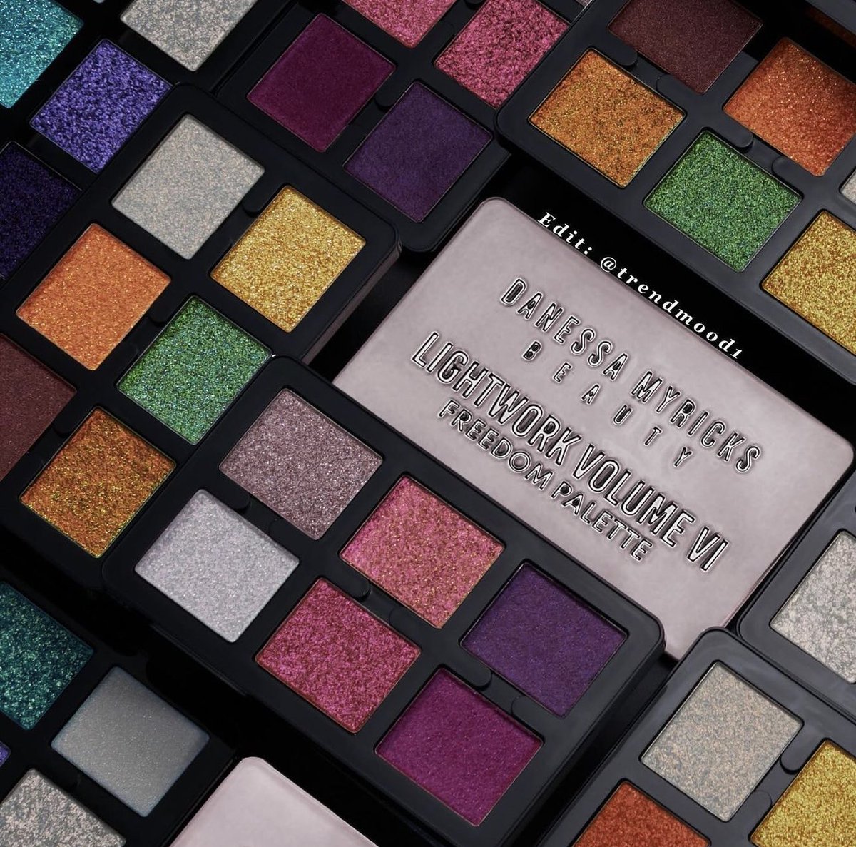 Trendmood's tweet photo. #Revealed 🚨NEW! Lightwork Palette 😍✨The Lightwork 6 : Freedom Palette !! 💙💜 #danessamyricks Feature 18 shades and 9 finishes in 3 curated color stories $128 Online ➡️ September 7th https://t.co/9jeAq3CM6p