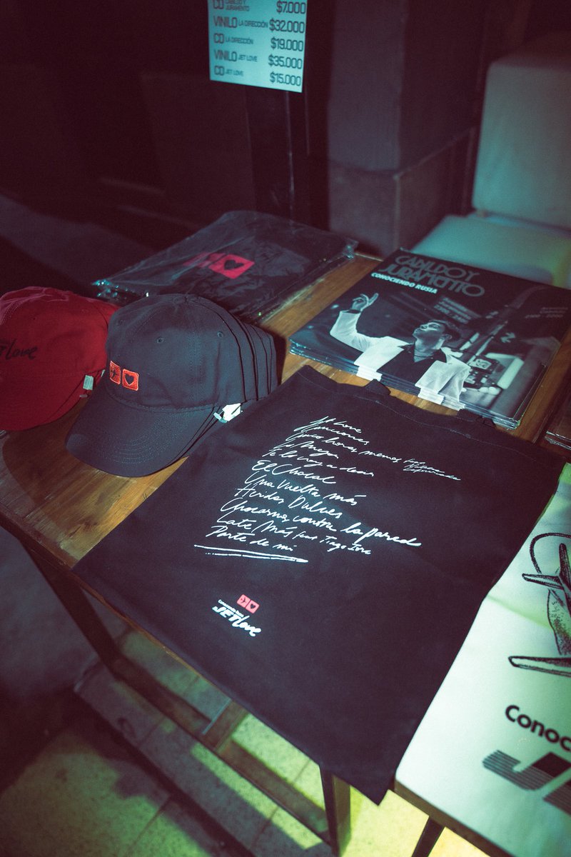 conociendorusia's tweet photo. Amigos y amigaaaas, el merch oficial de la gira lo encuentran en los shows del JL tour ✈️💗 y ahora también en la web!! Quiero verlos a todos lookeaditos 💅🏼 acá lo consiguen https://t.co/Pq5OkLvVMr https://t.co/QZzOHybcEg