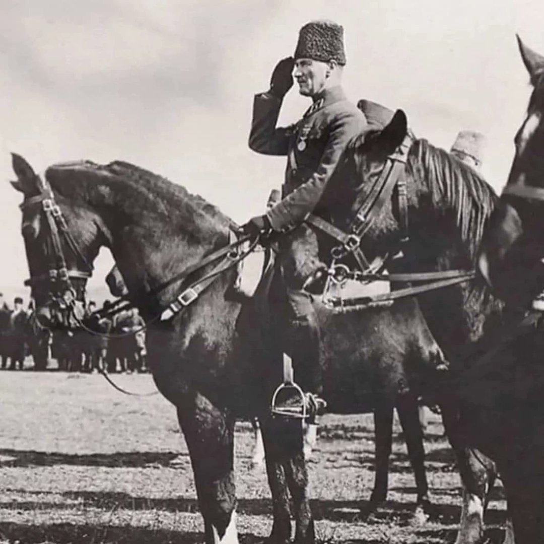 2b22bcde5942497's tweet photo. 30 Ağustos Zafer Bayramımız kutlu olsun hepimize..🇹🇷 #mustafakemalatatürk ve silah arkadaşlarına ve genç çocuk yaşlı  kadın erkek demeden İstiklal Mücadelesine omuz veren tüm halkımıza sonsuz teşekkürler.. Siz olmasa idiniz biz olmazdık. Nurlar içinde uyuyun.. 🇹🇷 https://t.co/QHKNntQKYa