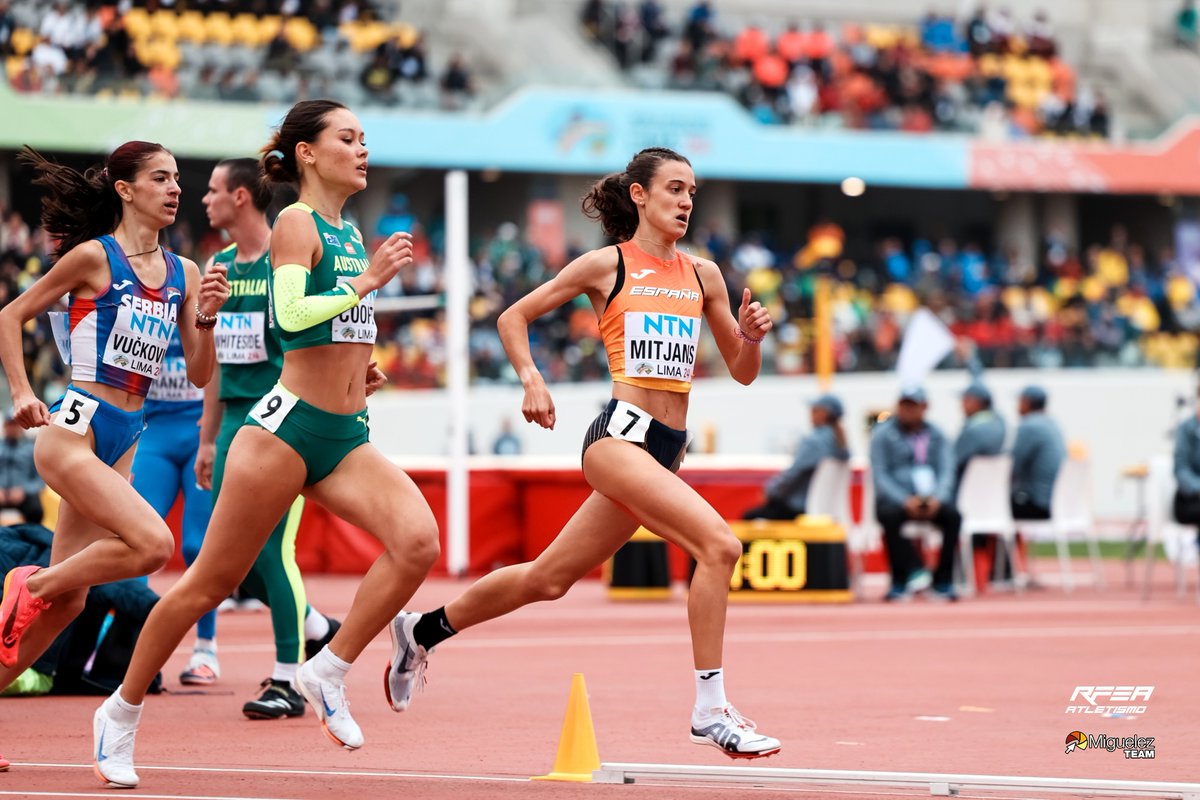 atletismoRFEA's tweet photo. 𝐂𝐀𝐑𝐑𝐄𝐑𝐎́𝐍🤩

800 m 🚺 Semifinal #WorldAthleticsU20 🇵🇪

👉🏽 Marta Mitjans ✅
⏱️ 2:03.20 PB
➡️ 3ª - Serie 1

𝐂𝐎𝐍 𝐋𝐀 𝐌𝐄𝐉𝐎𝐑 𝐌𝐀𝐑𝐂𝐀 𝐃𝐄 𝐔𝐍𝐀 𝐄𝐒𝐏𝐀𝐍̃𝐎𝐋𝐀 𝐄𝐍 𝐔𝐍 𝐌𝐔𝐍𝐃𝐈𝐀𝐋 𝐒𝐔𝐁𝟐𝟎‼️

🔜 Final 😌

#EspañaAtletismo 🇪🇸 #PasiónPorCompetir

📊 https://t.co/bl1uYvnBGW
📺 @rtveplay
