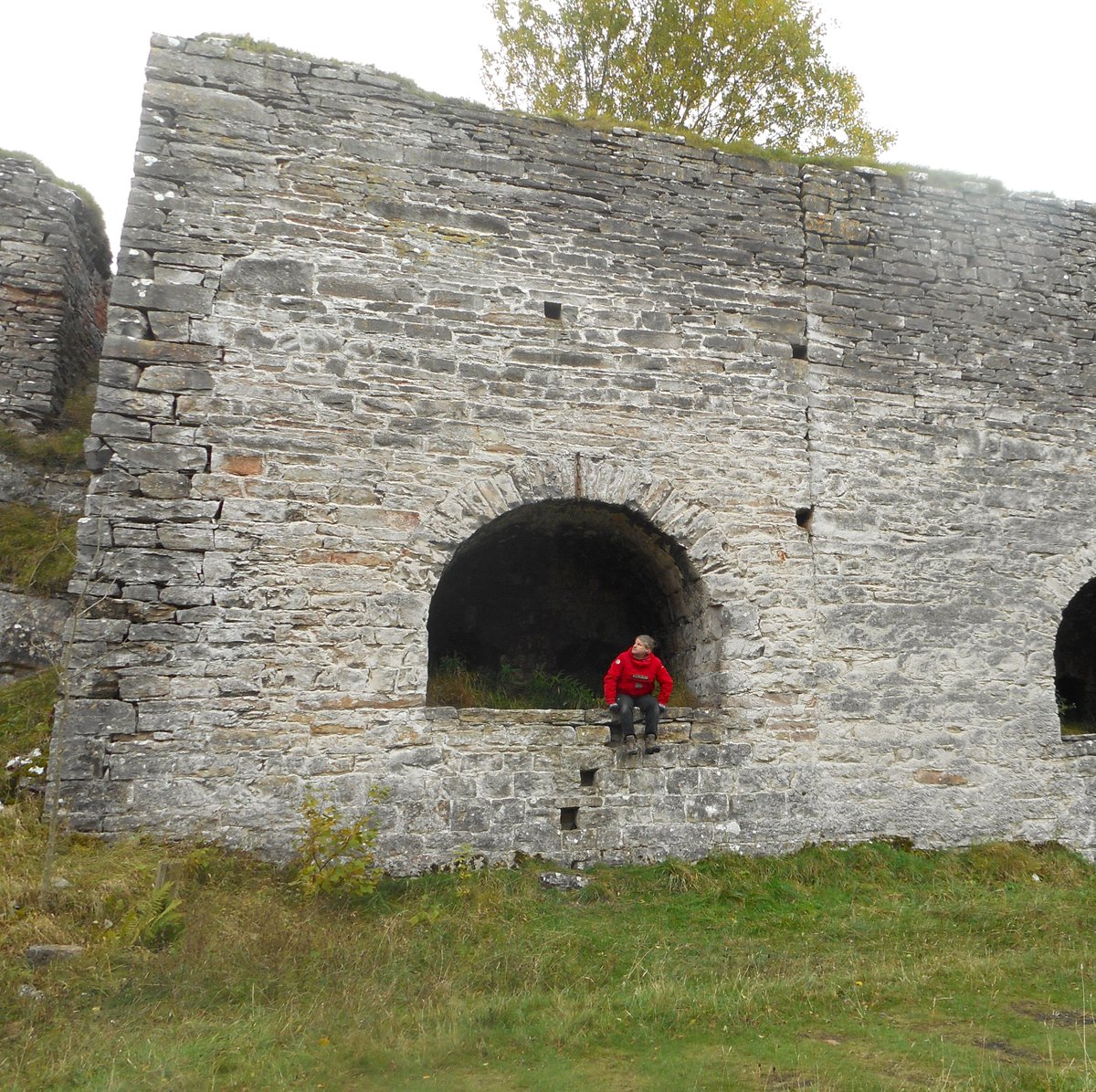 Sitehutseamstr1's tweet photo. Surveying in Smardale, 2017. #smardale #smardaleviaduct #cumbria #limekiln https://t.co/pYkf7EytKC