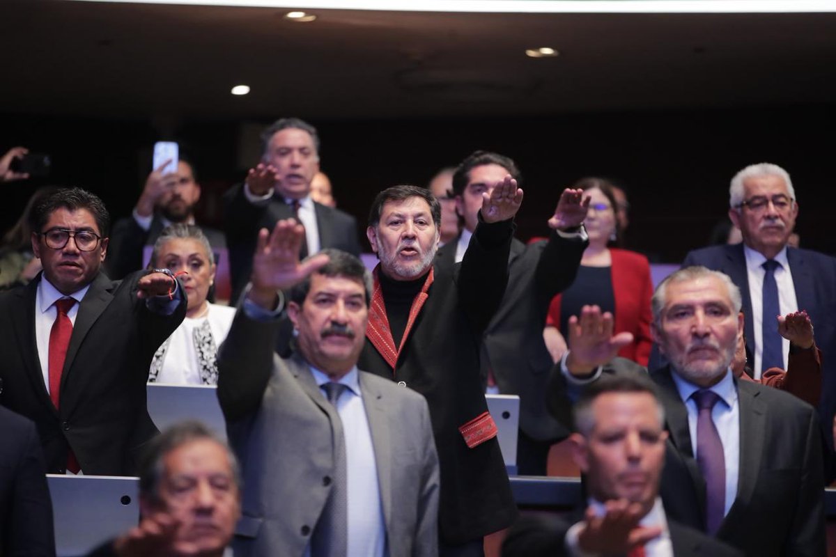 Hoy, juntos a mis compañeras  Senadoras y compañeros Senadores, rendí la protesta constitucional del cargo. 

Me siento muy honrado y comprometido, porque ha querido esa fuerza llamada azar, que ocupe la misma silla curul que en su día fue la del Senador <a href="/rochamoya_/">Rubén Rocha Moya</a>, en La