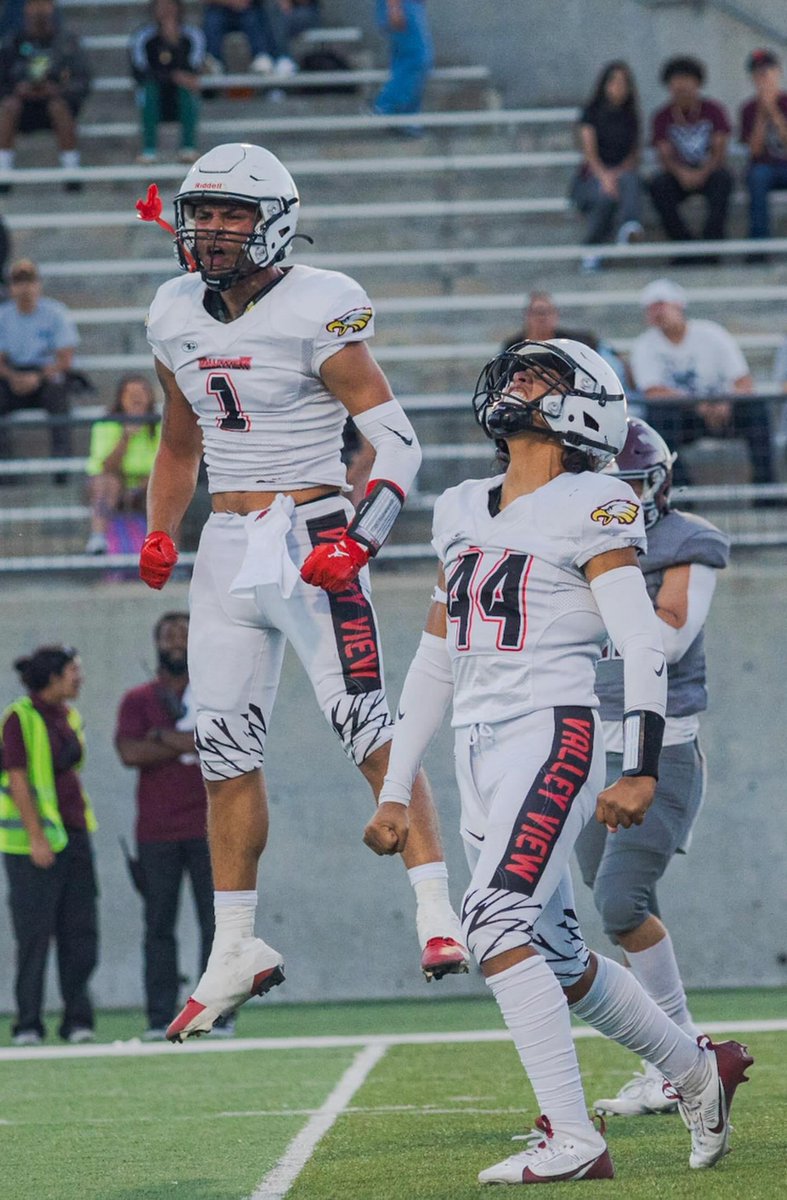 Jesse1vega's tweet image. Great team win last week. Last week stats at SAFETY - 2 Interceptions  13 total tackles ( 8 Solo 5 assist ) 1 Force Fumble 1 Fumble Recovery  and 2 Pass Deflections.
At Quarterback -2 Touchdowns 0 Int
#ValleyView #SafetyQB @Doug_Belk
@NFsoCrucial   @CoachAdamClark @CoachCherokee