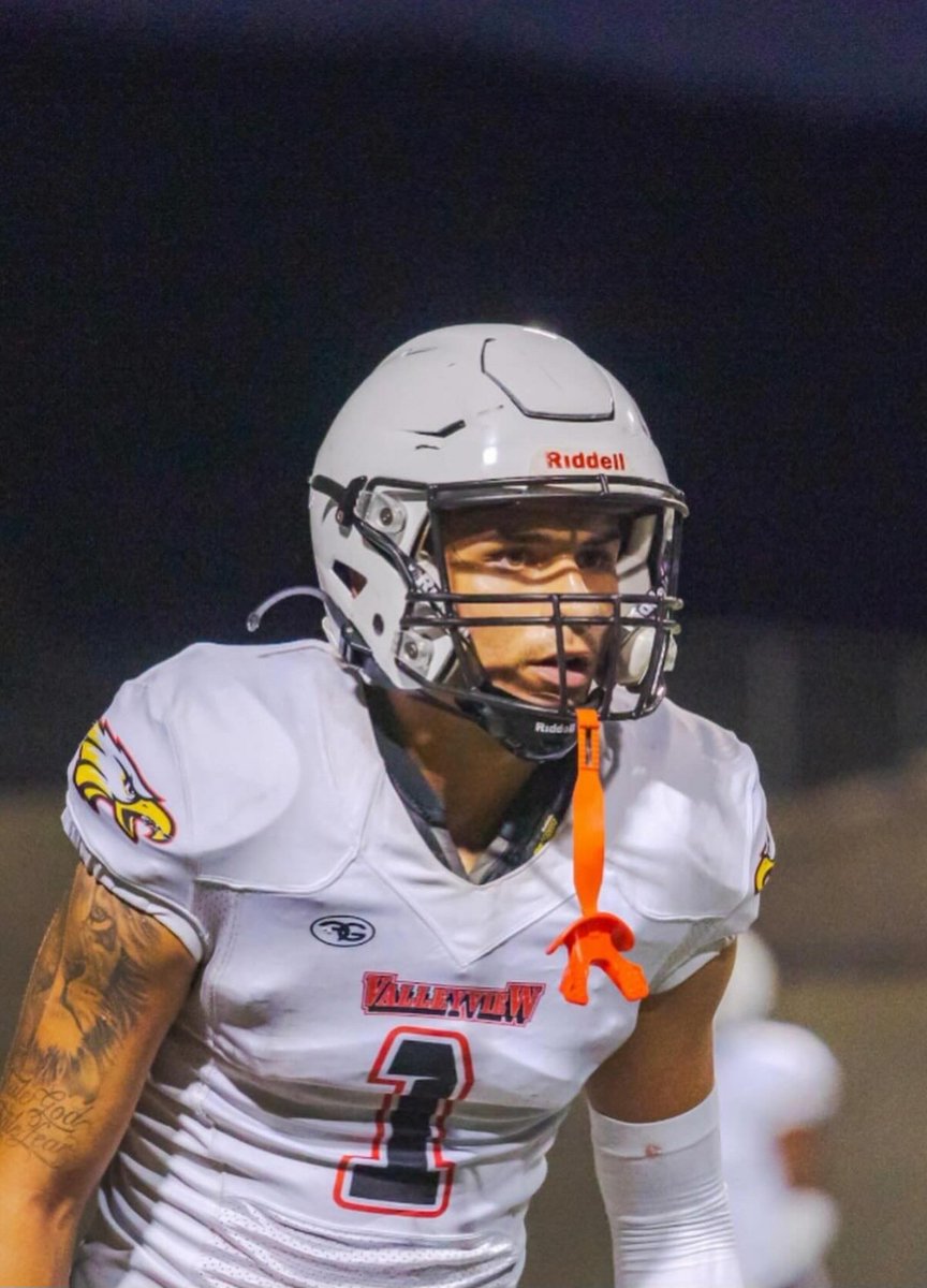 Jesse1vega's tweet image. Great team win last week. Last week stats at SAFETY - 2 Interceptions  13 total tackles ( 8 Solo 5 assist ) 1 Force Fumble 1 Fumble Recovery  and 2 Pass Deflections.
At Quarterback -2 Touchdowns 0 Int
#ValleyView #SafetyQB @Doug_Belk
@NFsoCrucial   @CoachAdamClark @CoachCherokee