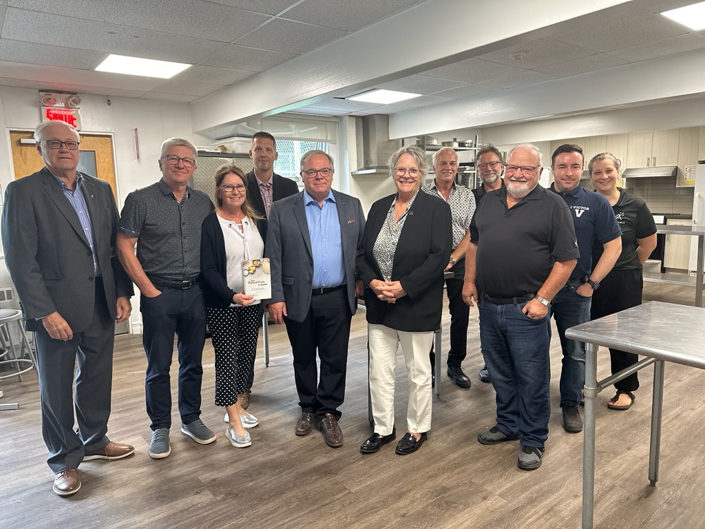 luc_provencal's tweet photo. 28/08/24 : Visite de ma collègue ministre #ssac
@rouleauchantal dans #beaucenord. Ici à #stjules Club Parentaide (#ocf #mrcbeaucecentre) et Aventuria (volet économie sociale). Le bâtiment O Sommet accueillera le DEP Cuisine du #cssbe - projet resto-école. https://t.co/tHBo1QrIfK https://t.co/OVX6zv1Tmh