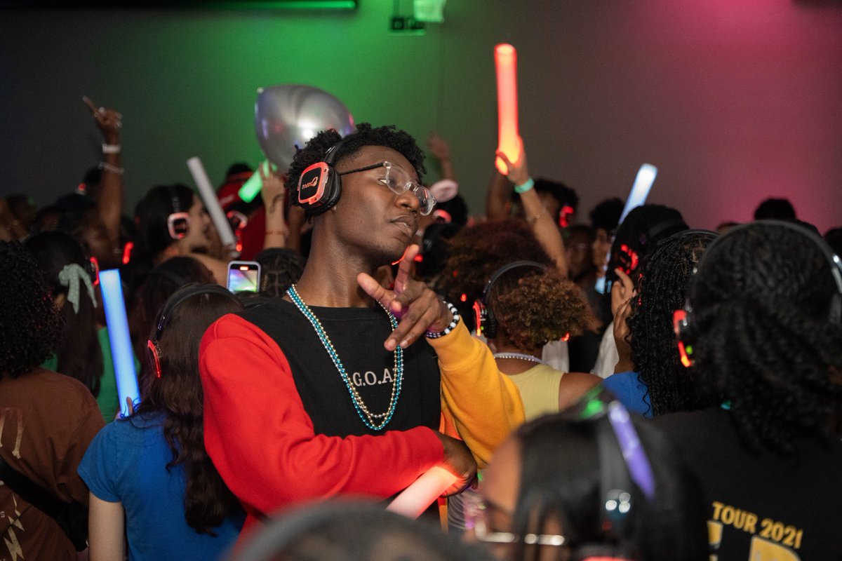 UH_Housing's tweet image. Glow hard or glow home! ✨ The Coogs brought the energy last weekend at the Silent Disco hosted by @UHRHA! Be sure to check out the rest of the Weeks of Welcome activities happening on campus.
 
#GoCoogs #UHLiving #GlowParty #SilentDisco #UHWOW