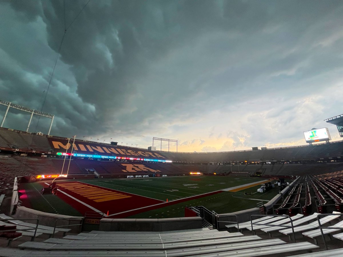 They’re already clearing the field at Huntington Bank for lightning…

😳

<a href="/kare11/">KARE 11</a> #SkiUMah
