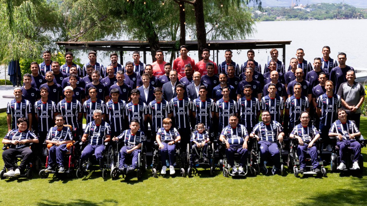 Rayados's tweet photo. ¡Qué momento!🤩📸

Nuestros #Rayados y #Rayados @Powerchairmx en su foto oficial del #Apertura2024.💙 https://t.co/FCYFylhX2Q