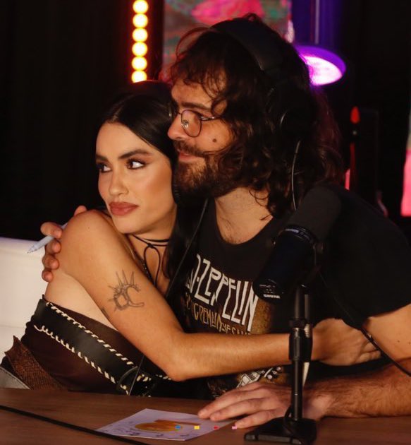 addictespos's tweet image. que alguien me corte el internet no puedo más