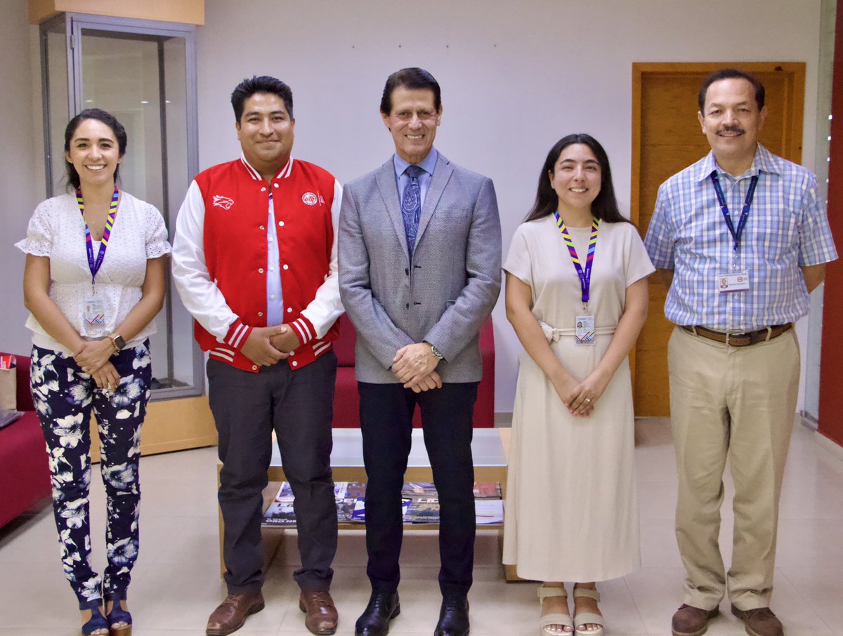El día de hoy despedimos con mucha emoción a José Muñoz nuestro estudiante de la carrera de TICS, quien por primera ocasión saldrá del
País para fortalecer su formación profesional.✈️ José pasará un año en Francia, en la ciudad de Nancy, donde realizará un semestre académico.