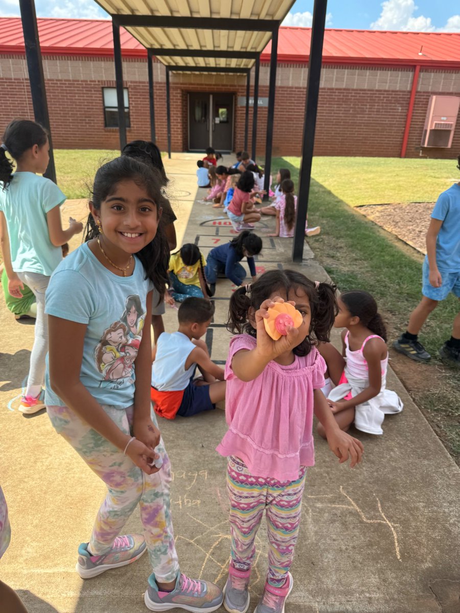 BigCreekES's tweet image. Mrs. Conant and Mrs. Kidd’s classes loved getting to compare and contrast their interests and then make them come alive with chalk! #BuddyClass #bigcreekfortheloveoflearning