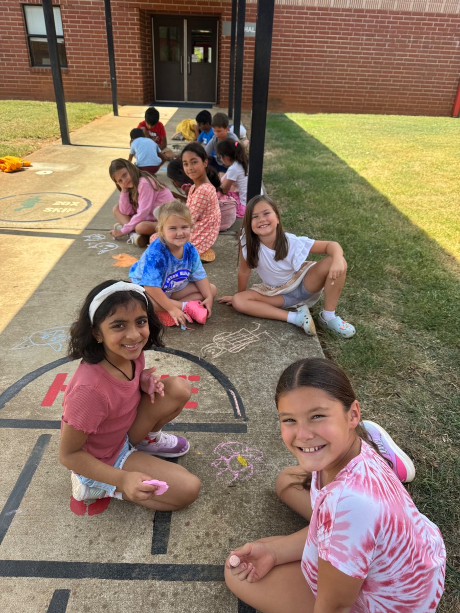 BigCreekES's tweet image. Mrs. Conant and Mrs. Kidd’s classes loved getting to compare and contrast their interests and then make them come alive with chalk! #BuddyClass #bigcreekfortheloveoflearning