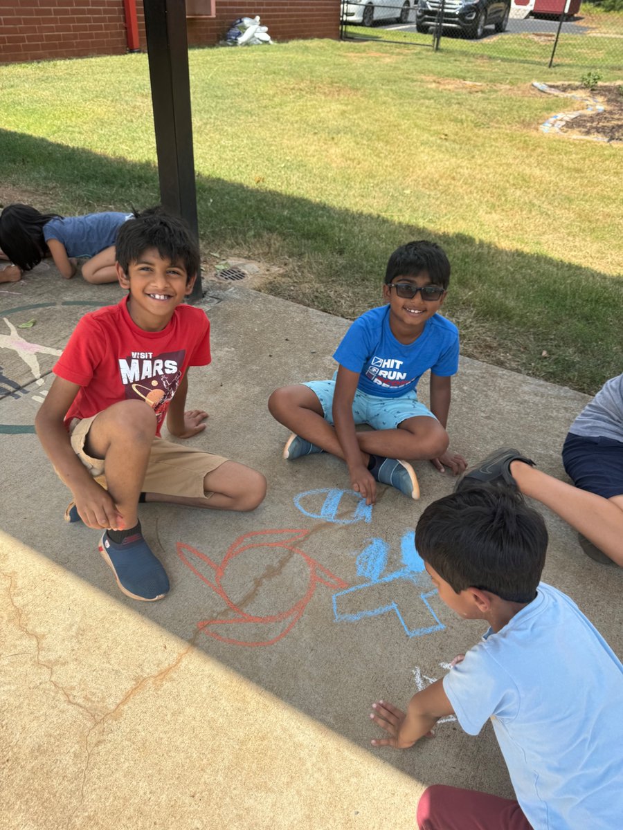 BigCreekES's tweet image. Mrs. Conant and Mrs. Kidd’s classes loved getting to compare and contrast their interests and then make them come alive with chalk! #BuddyClass #bigcreekfortheloveoflearning