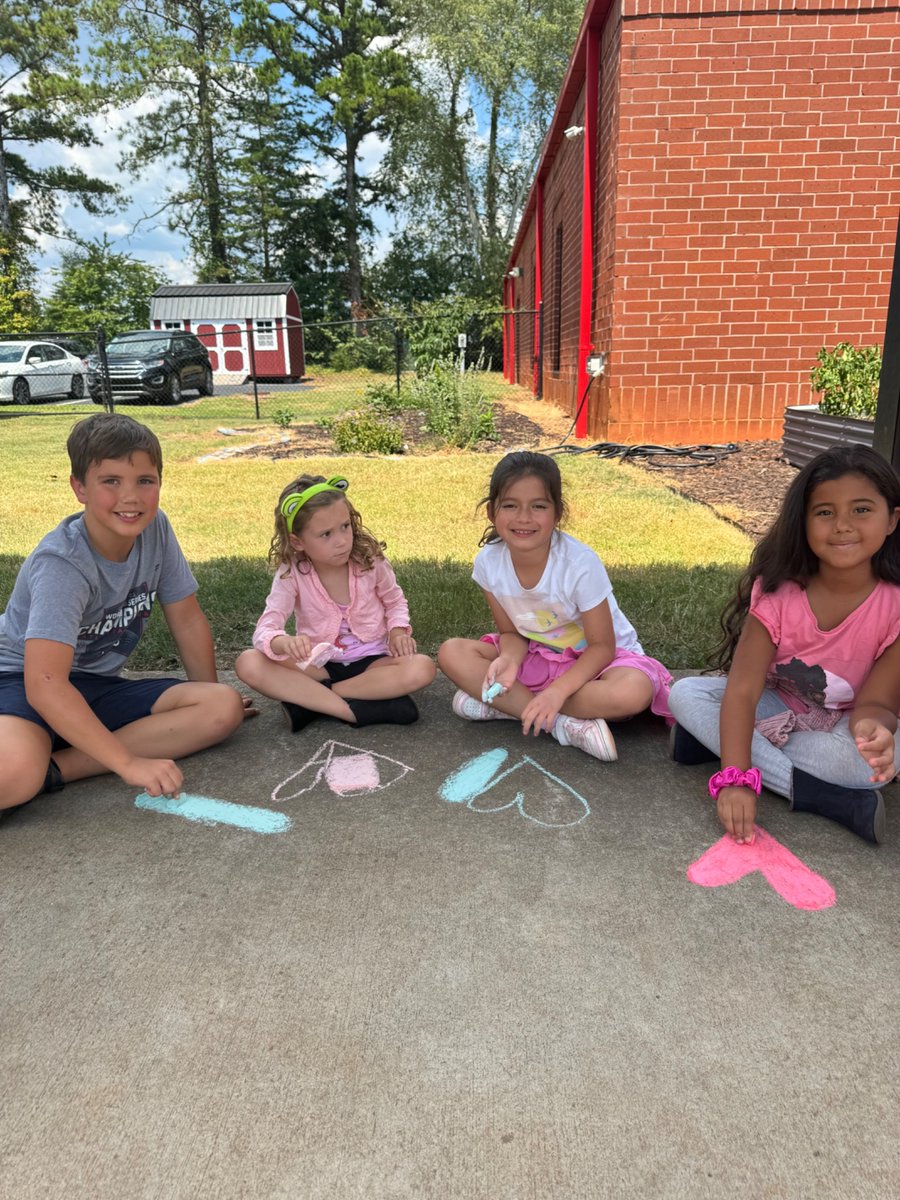 BigCreekES's tweet image. Mrs. Conant and Mrs. Kidd’s classes loved getting to compare and contrast their interests and then make them come alive with chalk! #BuddyClass #bigcreekfortheloveoflearning