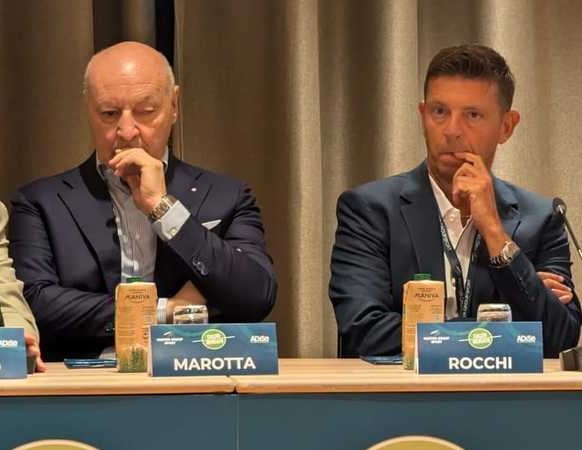 Pueblo_Juve's tweet image. 🤯 Presente en la conferencia de prensa en el Sheraton de Milán, el designador de árbitros de la #SerieA, Gianluca #Rocchi, y el presidente del Inter, Giuseppe #Marotta, hicieron declaraciones que sobre otro equipo hubiesen ya hecho explotar el Calciopolo 2.0:

ROCCHI:
"Detrás de…